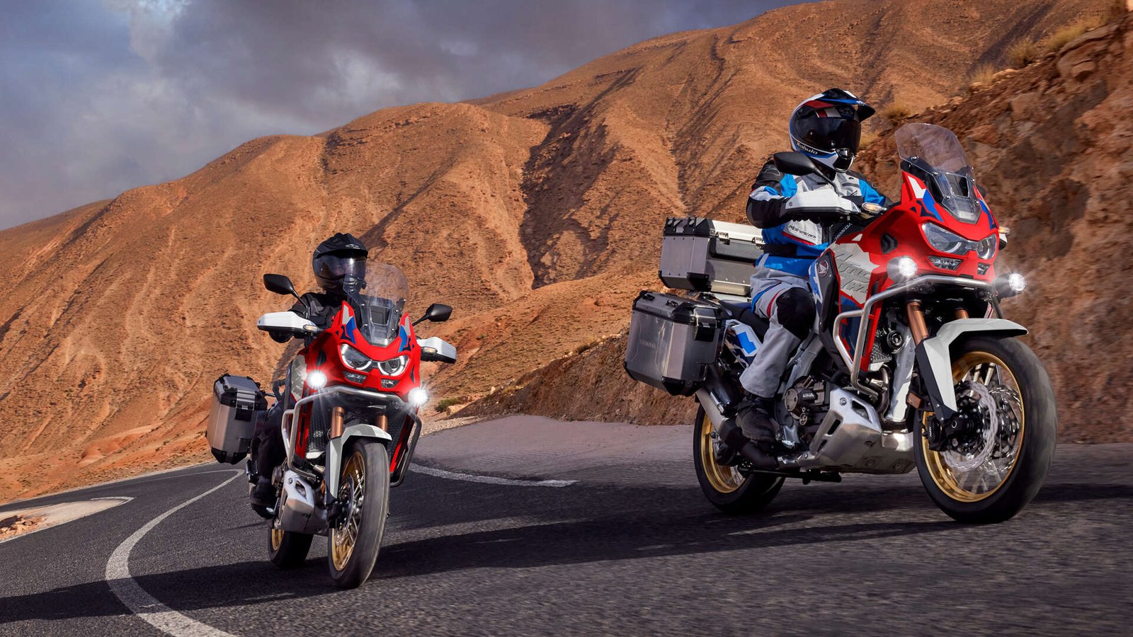 Honda Africa Twin Adventure Sports motociklai kalnų kelyje